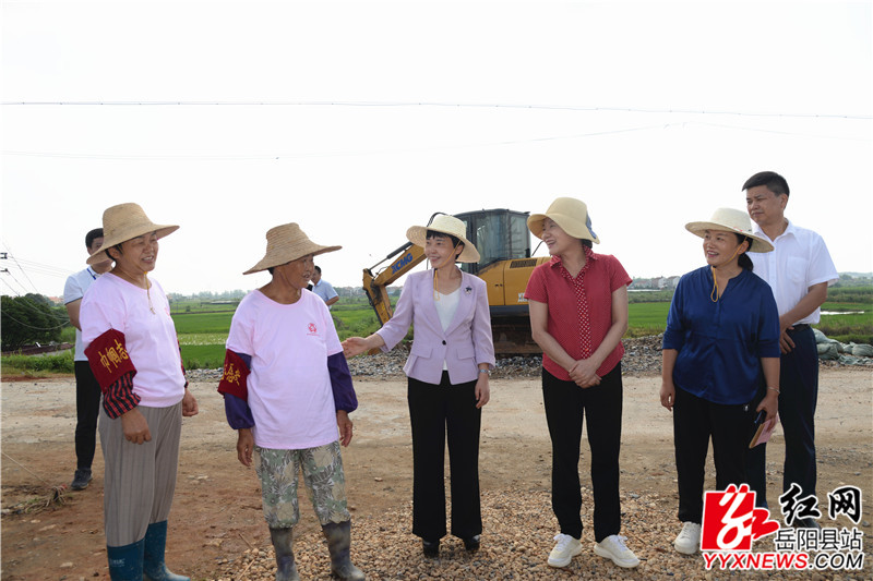 姜欣一行慰问女子巡堤队.jpg 姜欣一行慰问女子巡堤队.jpg