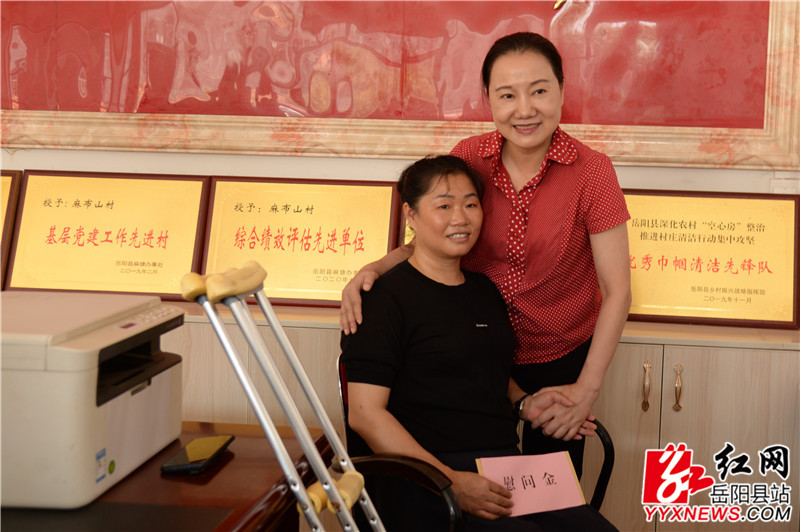 姜欣慰问麻布山村妇联主席姜小娥_副本.jpg 姜欣慰问麻布山村妇联主席姜小娥_副本.jpg