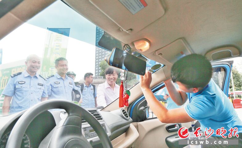 　　湖南首张汽车电子标识“星城智卡”被张贴在吴晓红车上。长沙晚报全媒体记者 匡春林 摄