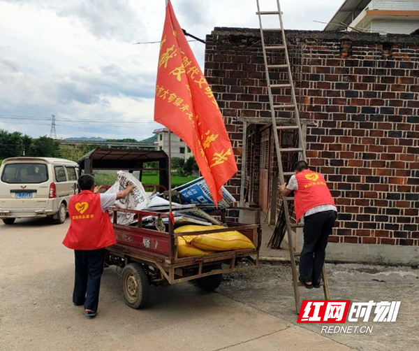 武冈：开展垃圾分类 志愿服务引领生活新风尚2_副本.jpg
