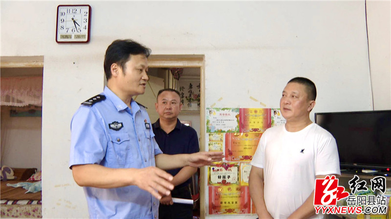 付学文与退役军人葛检荣亲切交谈.jpg 付学文与退役军人葛检荣亲切交谈.jpg