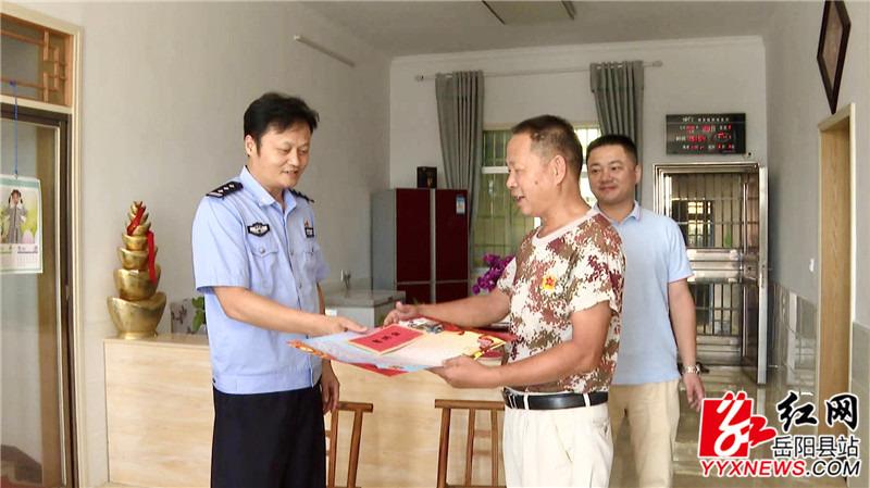 4付学文为退役军人张复线送上慰问金人.jpg 4付学文为退役军人张复线送上慰问金人.jpg