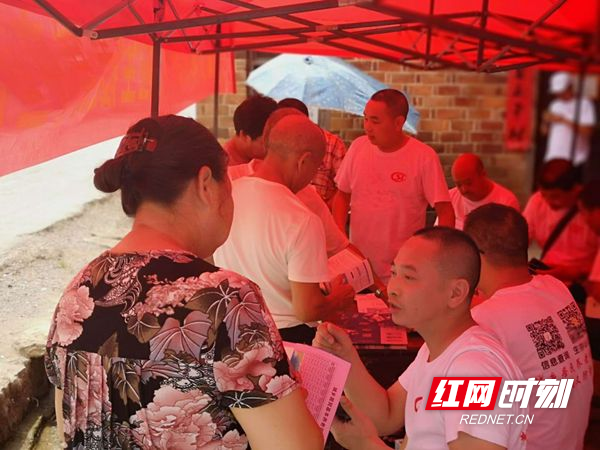 图为：城步下村组开展城乡居保全覆盖宣传。.jpg