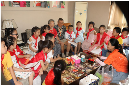 抗美援朝的王爷爷与孩子们聚在一起讲述他的革命故事.png
