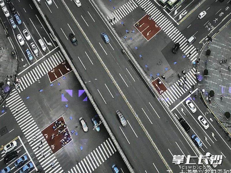 五一大道黄兴路口采用导向车道通行，图为最新监控视频。长沙晚报全媒体记者 张洋子 摄