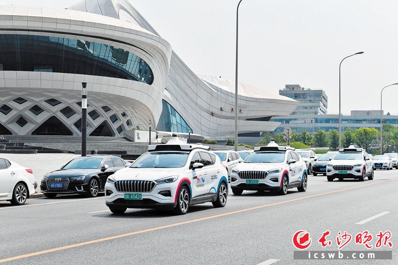 今年4月19日，百度在长沙全面开放Apollo Robotaxi自动驾驶出租车服务，市民只要点一点手机，一台自动驾驶的出租车就能载你抵达目的地。 长沙晚报全媒体记者 王志伟 摄