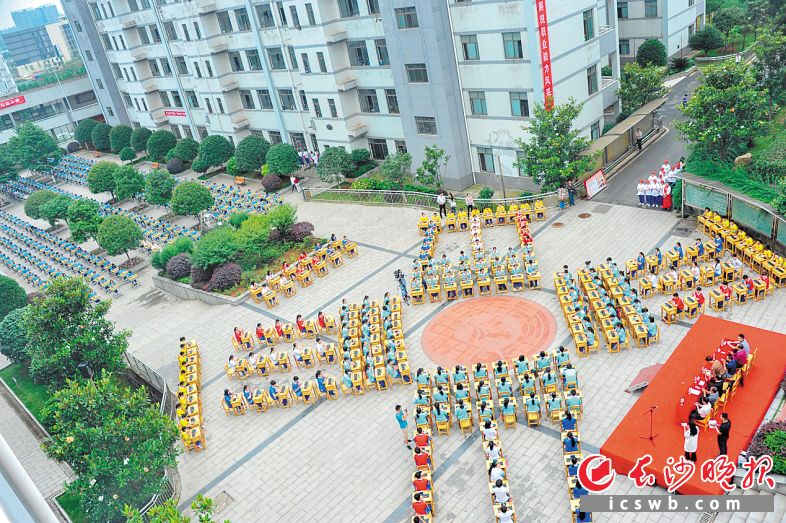 　　校内组织翻打传票千人大赛。　　杨威　徐晨瑀供图