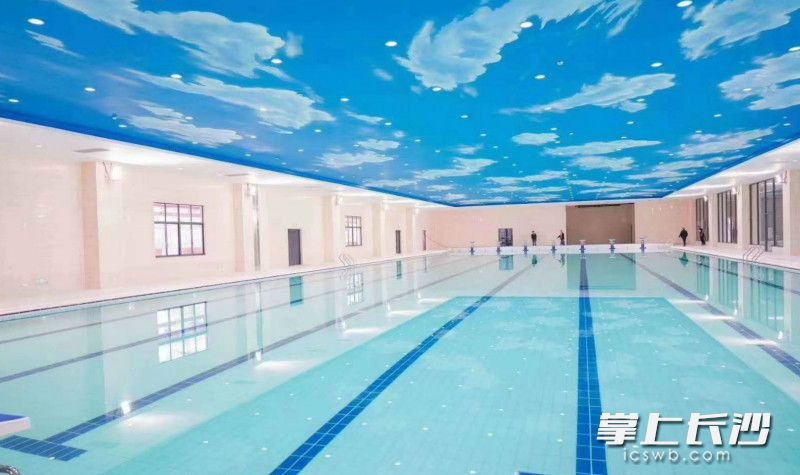 9月起，湖南师大附中的高一学子就可在恒温泳池游泳了。学校供图