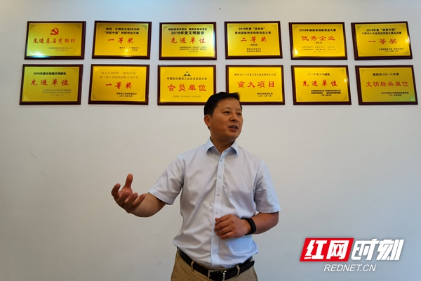 中晟全肽董事长陈磊在向掘金四板调研团描述公司的未来前景。.jpg