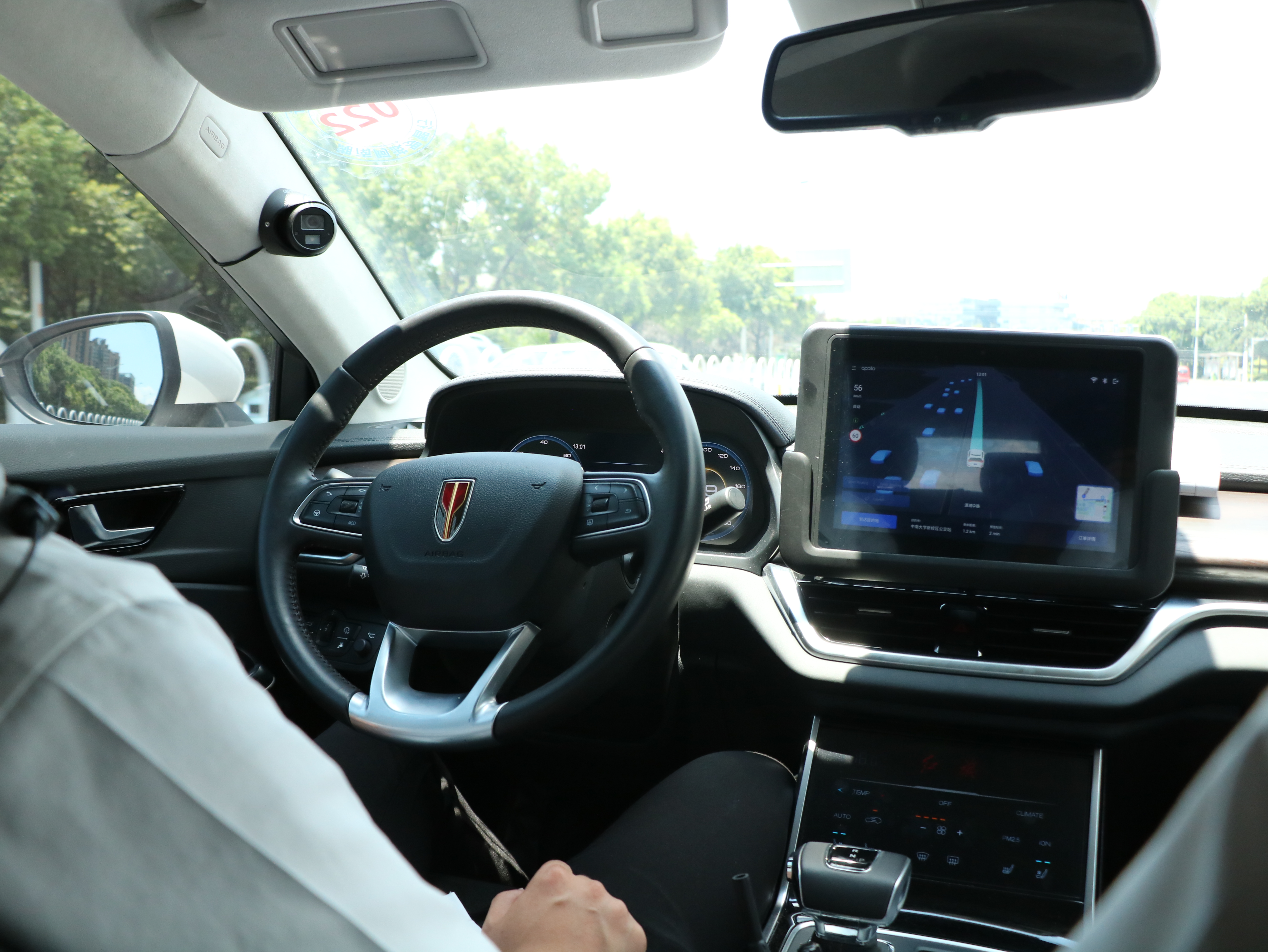 在自动驾驶出租车车，安全员无需进行任何操作，方向盘可以自己转动。