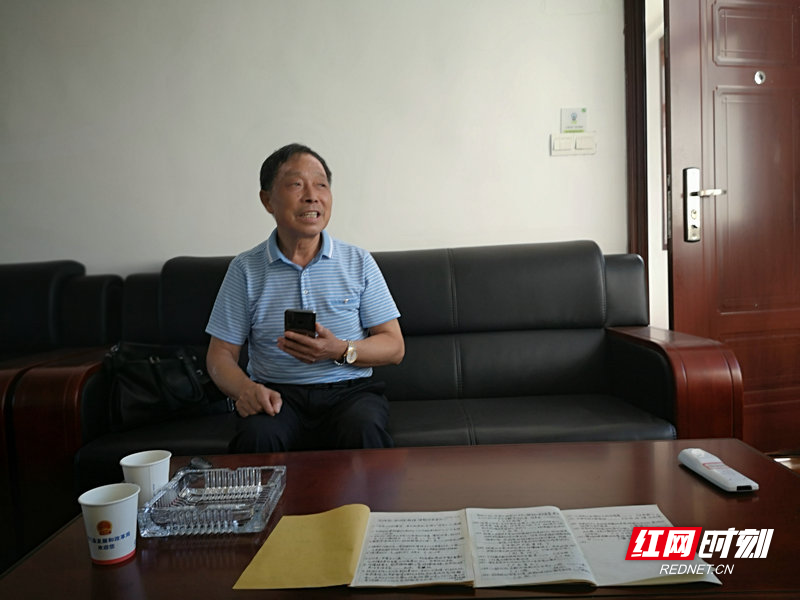 周常家向同事们介绍学习心得和体会.jpg