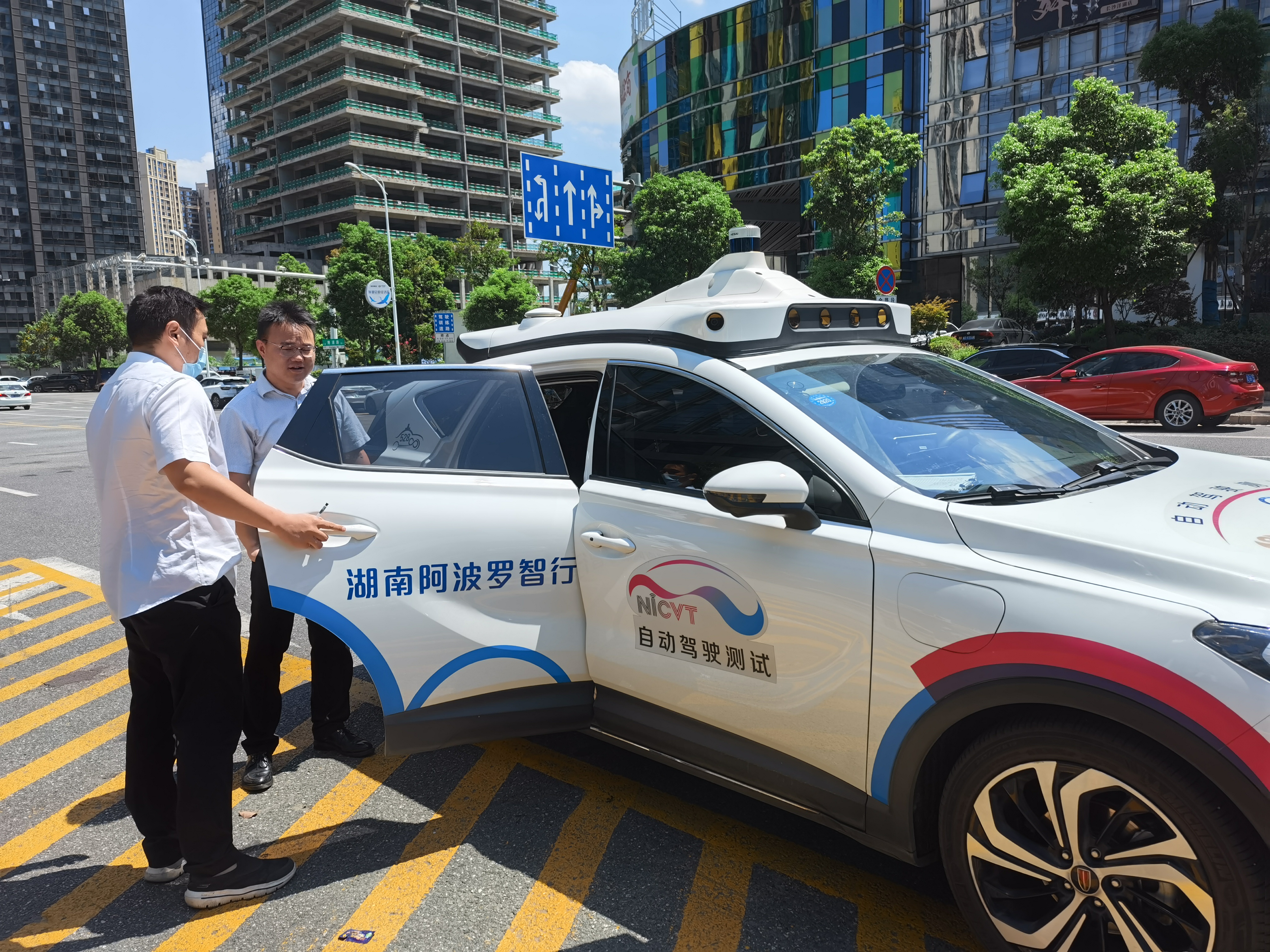 今日，湖南阿波罗智行自动驾驶出租车Robotaxi正式登陆洋湖生态新城。长沙晚报全媒体记者 陈焕明 通讯员 李泽菊摄影报道