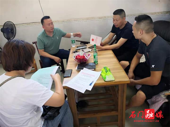 李局长对宝峰汽修厂进行《新固废法》宣传8.3.jpg