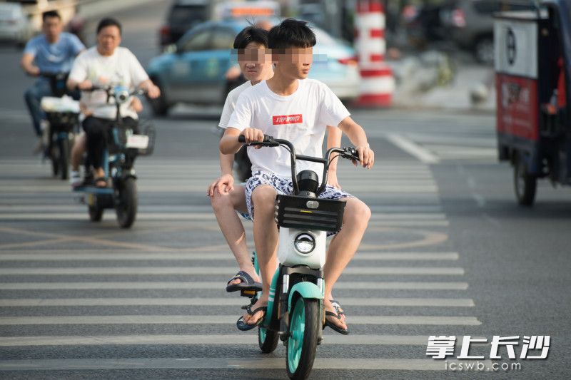 4日17时许，营盘路某路段，两名市民共同骑行一辆共享电单车。长沙晚报全媒体记者 黄启晴 摄