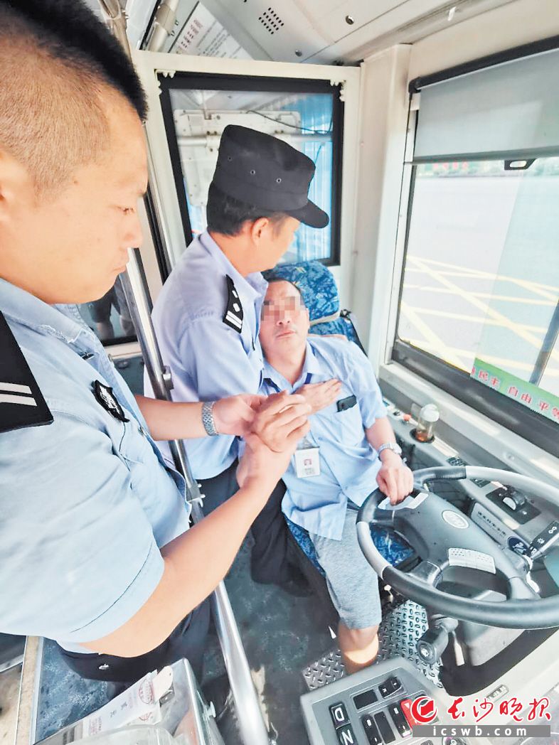 　　民警对公交车司机进行救援。闵立平 供图