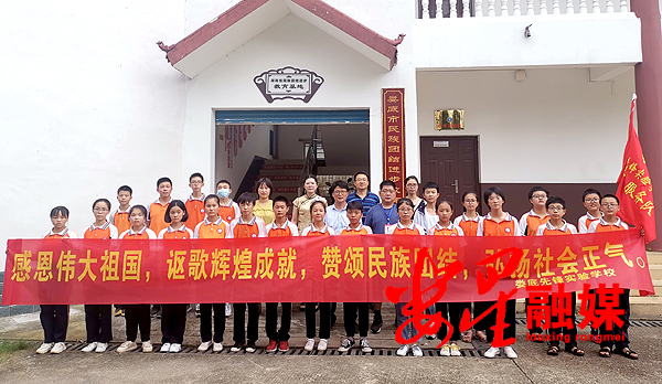 图5：组织先锋学校师生参观全省民族团结进步教育基地，加强未成年人思想道德建设。.jpg