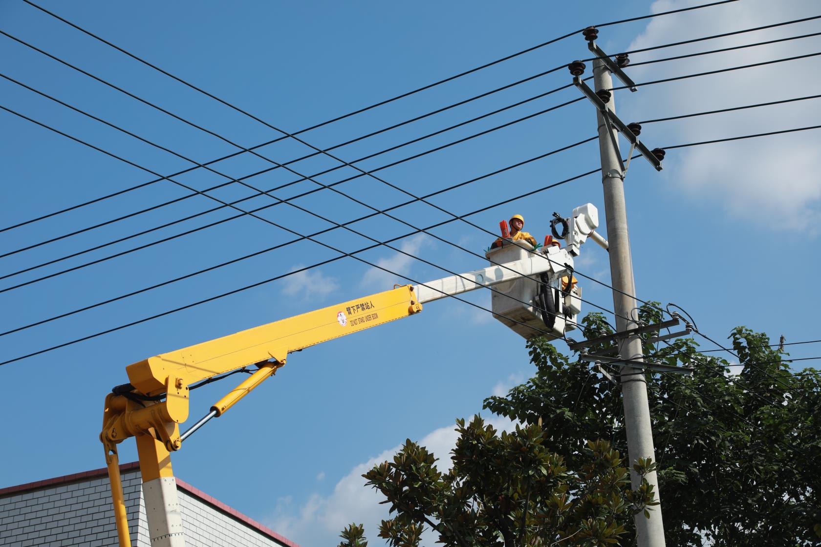 高温下，国网长沙带电作业中心工作人员在长沙县对电力设备故障进行抢修。邓梁 摄
