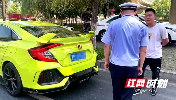图   民警依法查获改装车现场.jpg