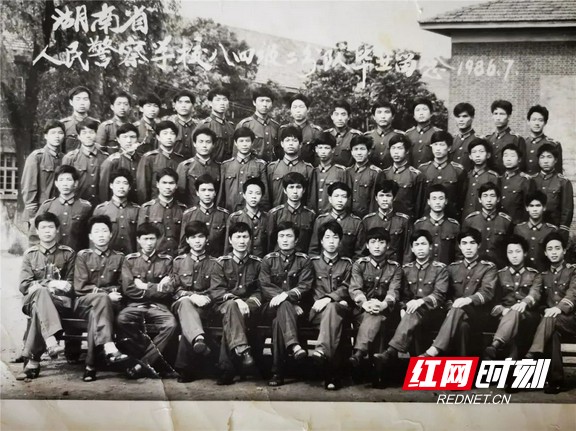 李和平的警校毕业照(第一排右四)。.marked.jpg 李和平的警校毕业照(第一排右四)。.marked.jpg