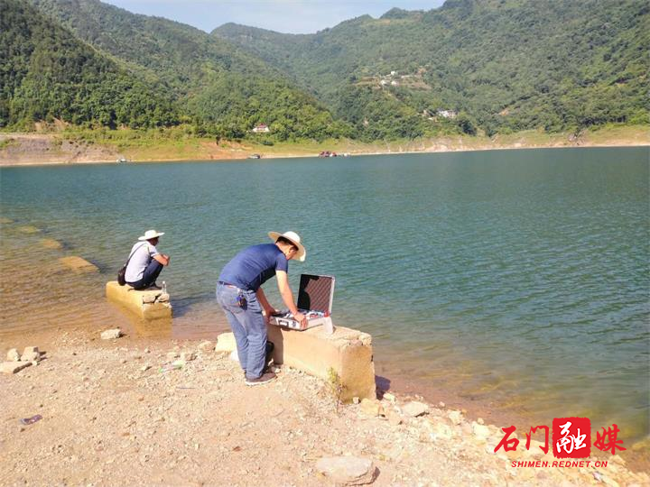常德市石门生态环境监测站对皂市水库生态功能区进行采样.jpg