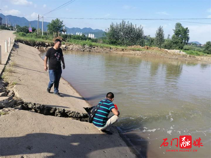 生环分局执法人员对水源地疑似问题排查取样.jpg