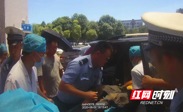 图二 交警“绿色通道”护送事故受伤者就医抢救.jpg