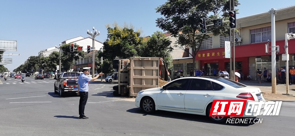 图四：货车侧翻路边交警及时救助保畅通2.jpg