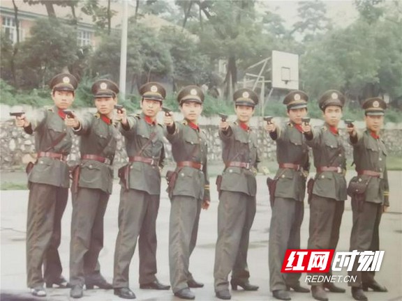 李和平和同事在训练(右二)。.marked.jpg 李和平和同事在训练(右二)。.marked.jpg