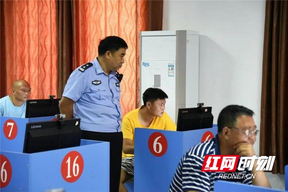 2020年8月,李和平在驾考中心监考。.marked.jpg 2020年8月,李和平在驾考中心监考。.marked.jpg