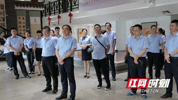 参观“同心抗疫  文明花开”社会主义核心价值观主题书画作品展_副本.jpg