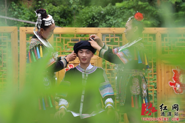 6.侗族演员正在表演“侗族男子成人礼”仪式。_副本.jpg