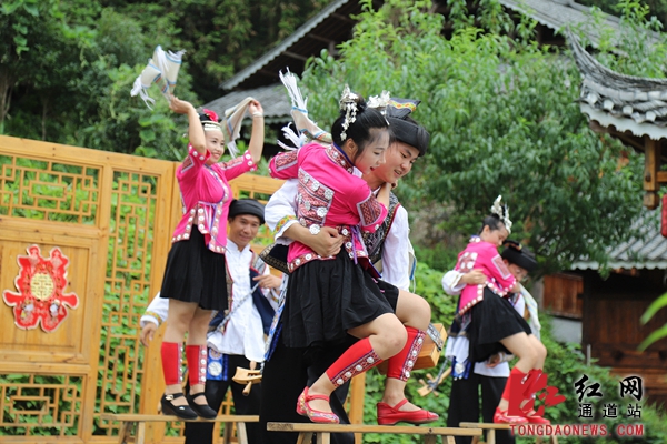 8.侗族演员正在舞台上表演。_副本.jpg