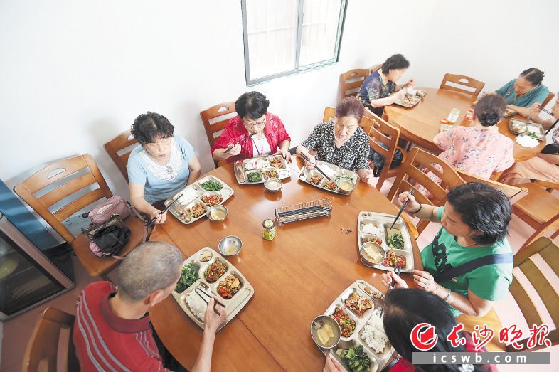 　　雨花家园社区的“老年餐桌”让白发居民连赞“暖胃又暖心”。 长沙晚报通讯员 熊其雨 摄