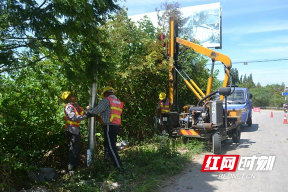 8月7日，南县公路建设养护中心工作人员在省道218线k61处安装钢护栏。.marked.jpg