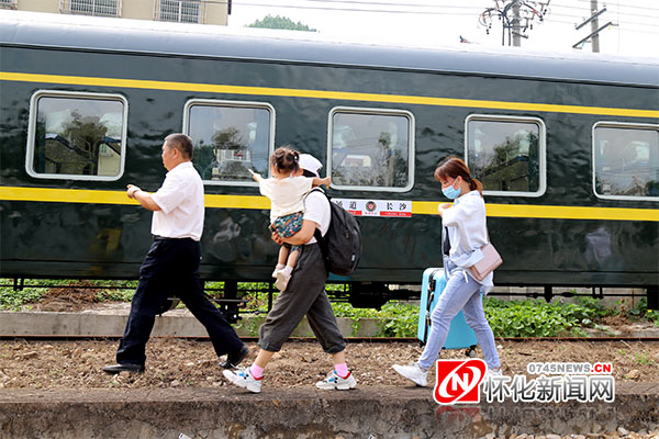 8月8日，通道县溪火车站，乘客登上通道开往长沙的旅游专列。当天，首趟由通道发往长沙的旅游专列发车。为迎接省内游旅游旺季，针对旅游客流增多实际，铁路部门依托“铁路+旅游”服务模式，开通省会长沙直达县域的往返旅游专列，助力沿线各县市旅游行业复苏。（李尚引 摄）