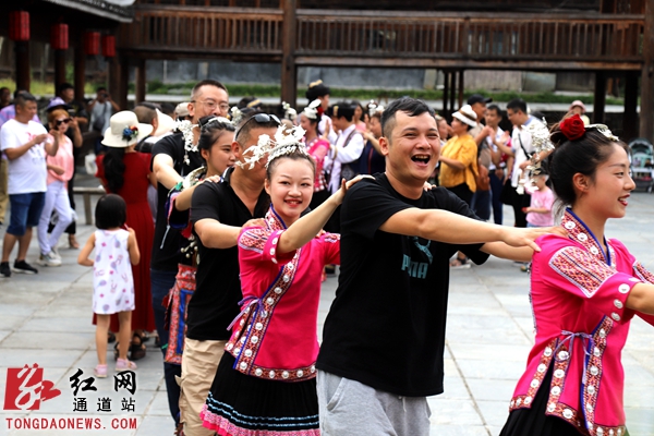 11.来自各地的游客正在体验侗族哆耶舞。_副本.jpg