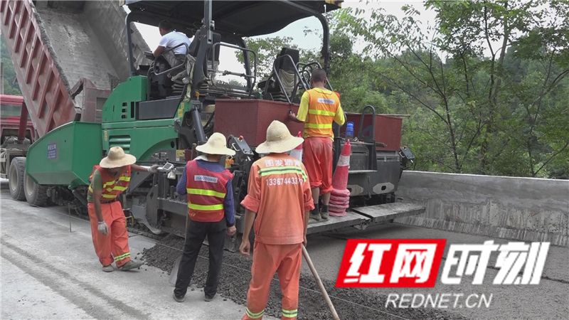 0811   公路养护送清凉10.jpg