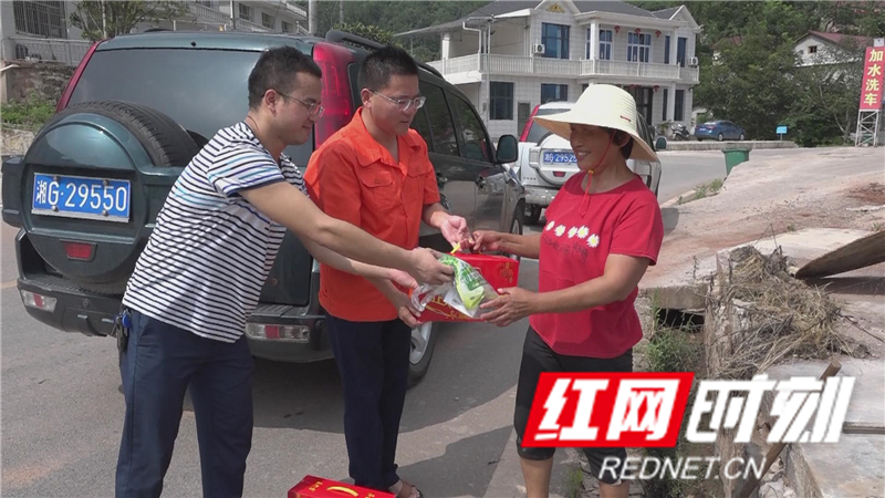 0811   公路养护送清凉.jpg