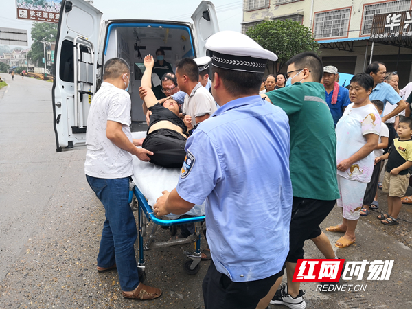 常德鼎城区：三轮翻车乘客受伤 交警护航救援