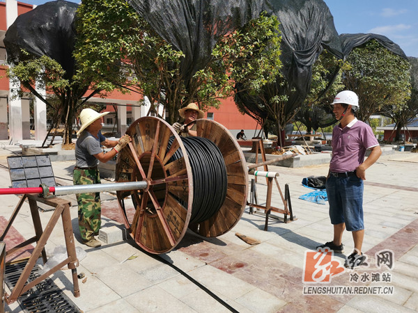 永州市第二十八中项目施工现场，工人们冒着高温正在进行紧张有序的施工。.jpg