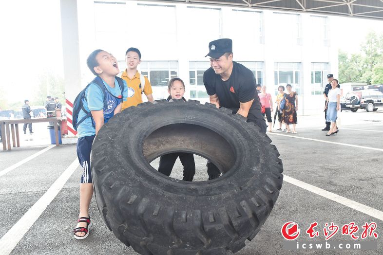 　　孩子们和特警一起参加“翻滚吧，轮胎”体能比赛。　　长沙晚报通讯员 段旖亮 摄