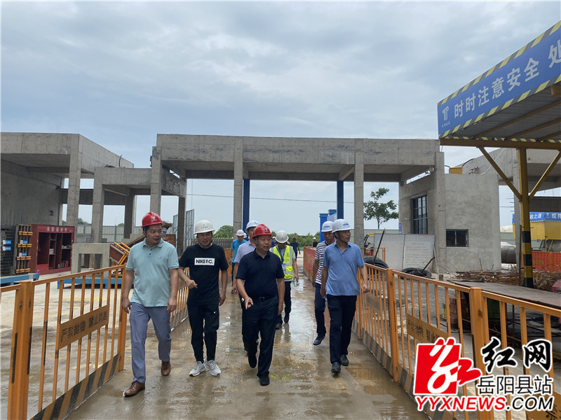 在大唐世家建设工地查看.jpg