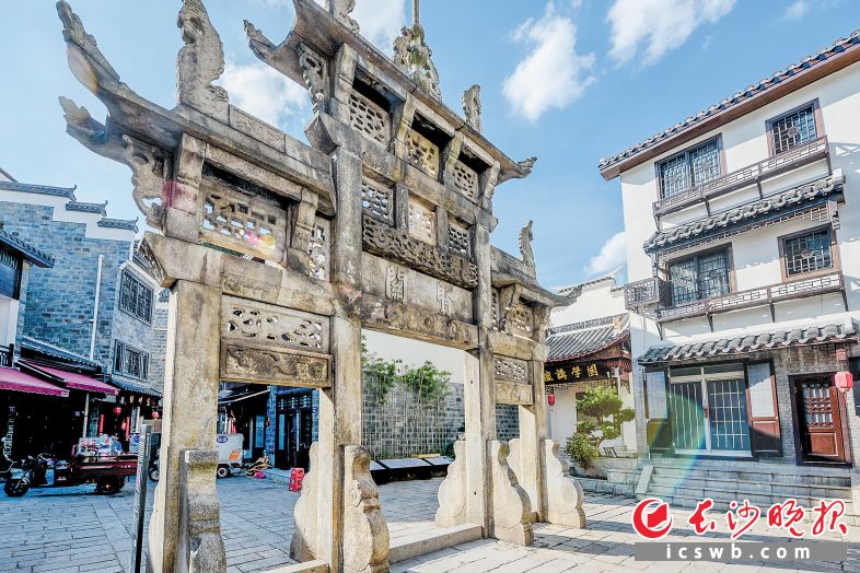 西文庙坪牌坊背面。