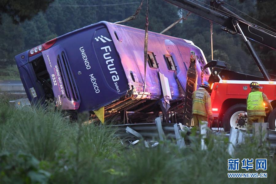 （国际）（1）墨西哥中部发生一起交通事故13人死亡