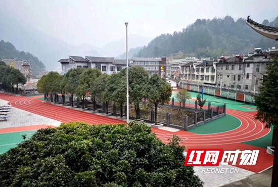 民族特色浓郁的天子山小学校园.jpg