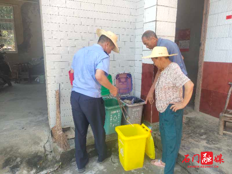 环境卫生协会入户指导垃圾分类.jpg