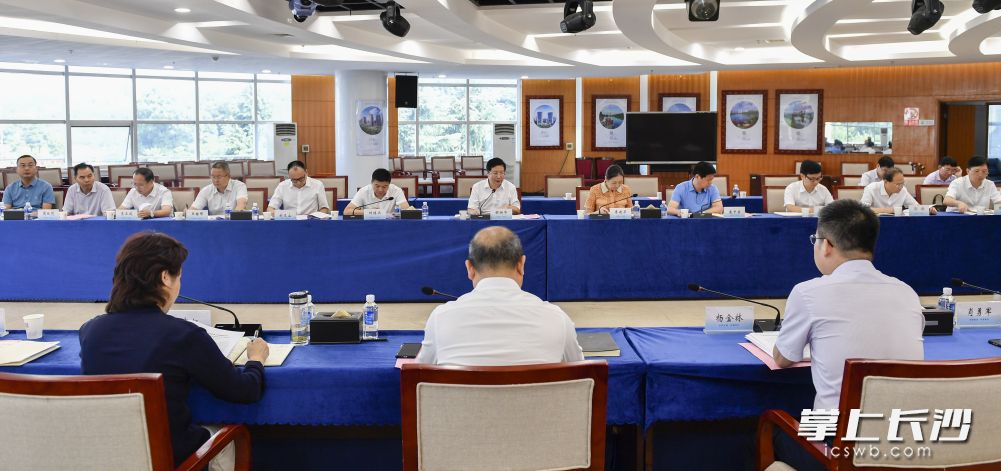 胡衡华主持召开座谈会。长沙晚报全媒体记者 余劭劼 摄 胡衡华主持召开座谈会。长沙晚报全媒体记者 余劭劼 摄