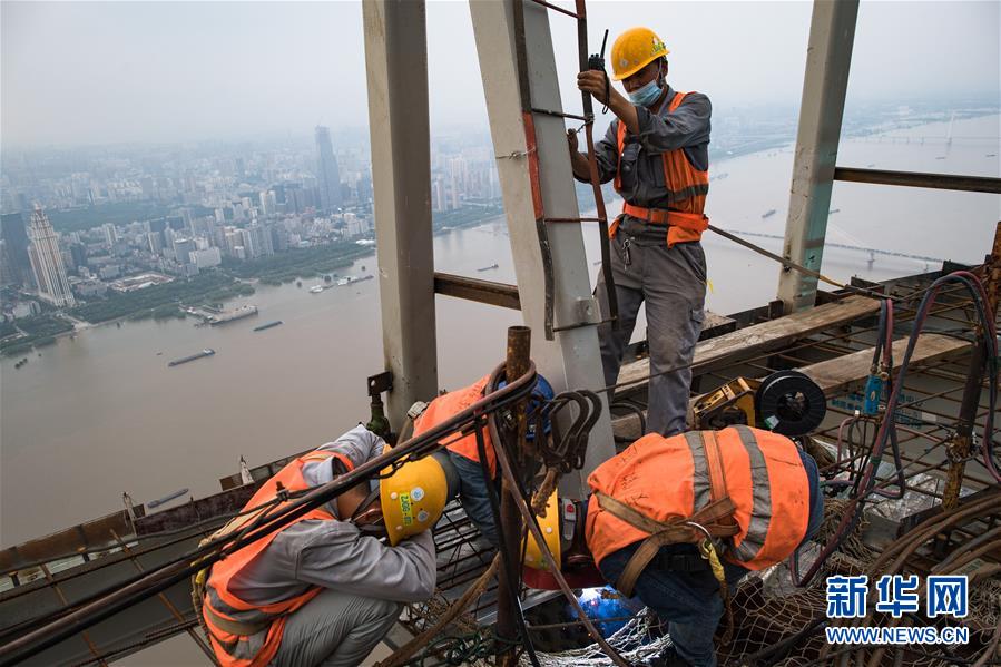 （图片故事·高温下的劳动者）（5）俯瞰长江的建设者