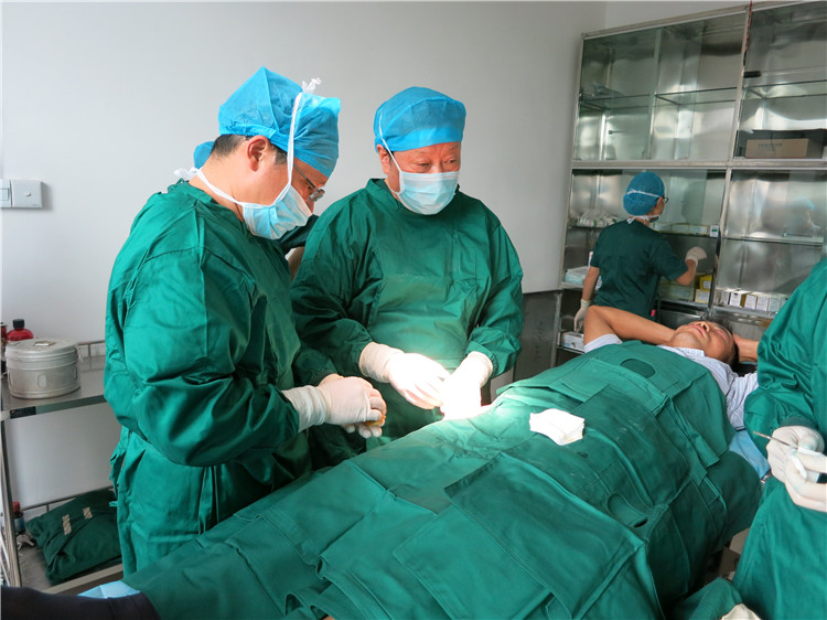 2014年10月和中国医学科学院南京皮肤病研究所张国成教授一起为麻风病人开展矫形手术.jpg