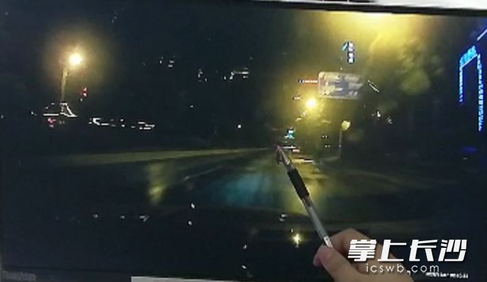 翻拍的肇事车辆行车记录仪，清楚地记录下了事故发生的一幕。